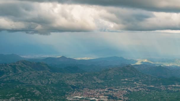 Karadağ Lovceni Vadisi Üzerindeki Kümülüs Bulutlarını Aşan Güneş Işığının Zamanı — Stok video