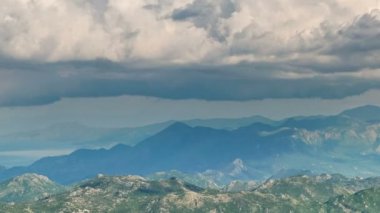 Karadağ 'da yağmur öncesi dramatik bulutlarla Lovcen Vadisi' nin zaman çizelgesi