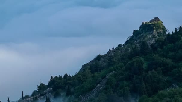 Fenséges Napfelkelte Montenegros Hegység Történelmi Kotor Kastély Felett Melyet Felhők — Stock videók