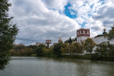 Moskova 'da güzel bir göletin karşısındaki Novodevichy Manastırı' nın manzarası.