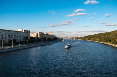 Moskva Nehri 'nin manzarası ve üzerindeki gezi teknesi.