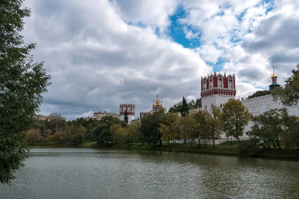 Moskova Güzel Bir Göletin Karşısındaki Novodevichy Manastırı Nın Manzarası — Stok fotoğraf