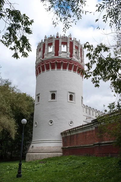 Біла Червона Вежа Новодевіського Монастиря Москві — стокове фото