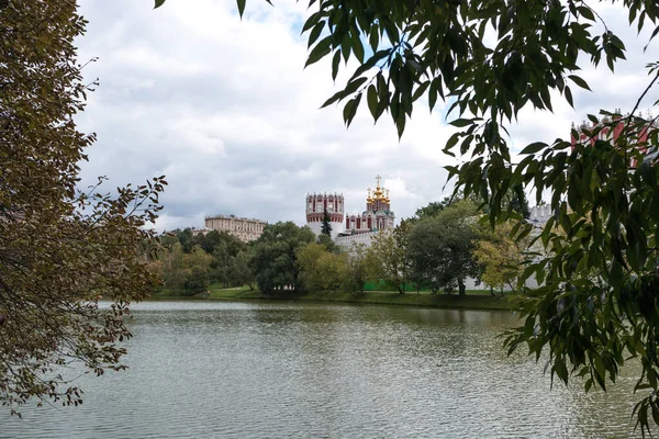 모스크바에 아름다운 연못을 가로지르는 디비시 수도원을 구경하기 — 스톡 사진