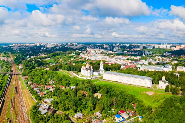 ロシアのゴールデンリング ウラジーミル市のドーミションまたは聖デメトリウス大聖堂の空中パノラマビュー — ストック写真