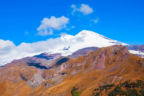エルブラス山はロシアとヨーロッパで最も高く 最も有名な山の峰です — ストック写真