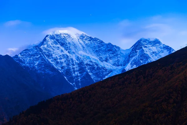 俄罗斯高加索地区Elbrus山地区Donguzorun或Donguz Orun或Babis Mta山的特写 — 图库照片
