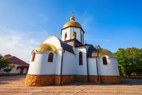 ロシアのユセントキ市の復活キリスト像近くの聖使徒ペテロとパウロの神殿 — ストック写真