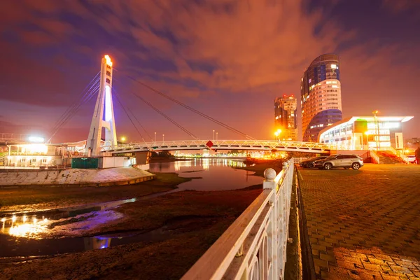 夜にはクラスノダール市のクバン川を渡るキス橋 クラスノダールは ロシアのクラスノダール地方最大の都市と行政の中心地です — ストック写真