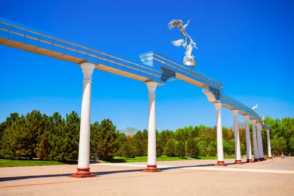 Tashkent Uzbekistan Aprile 2021 Cicogne Che Sorvolano Globo Nell Arco — Foto Stock