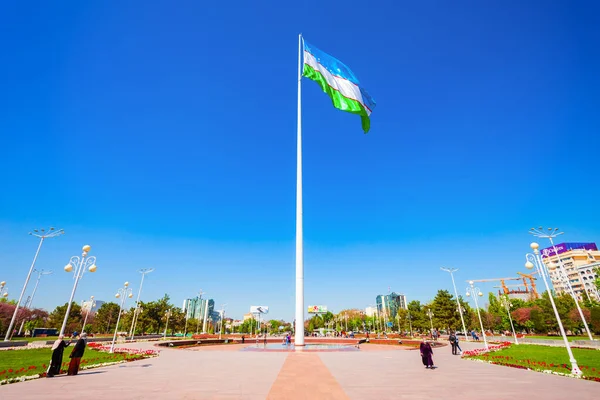 Tashkent Uzbequistão Abril 2021 Bandeira Nacional Uzbequistão Bunyodkor Praça Amizade — Fotografia de Stock