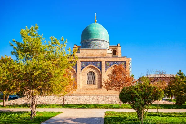 우즈베키스탄 타슈켄트 도시의 중심부에 무바라크 마드라사 — 스톡 사진