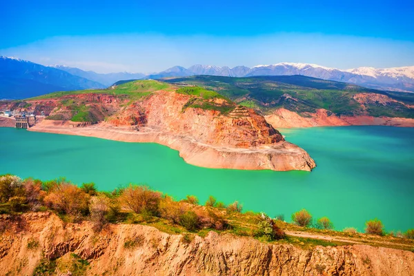 stock image Lake Charvak or Chorvoq is a water reservoir in Chimgan region, Tian Shan or Tengri Tagh mountain range near Taskent city in Uzbekistan