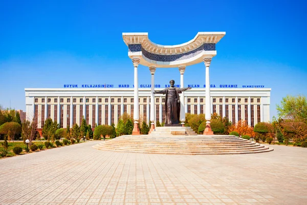 우즈베키스탄의 우르겐 2021 무함마드 콰리즈미 기념비와 우즈베키스탄의 우즈베키스탄의 우르겐 치시에 — 스톡 사진
