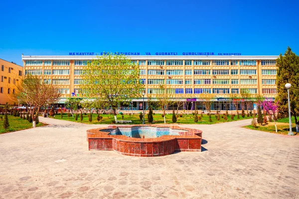 Urgench Uzbekistan Kwietnia 2021 Fontanna Piękna Budynek Mieszkalny Przy Ulicy — Zdjęcie stockowe