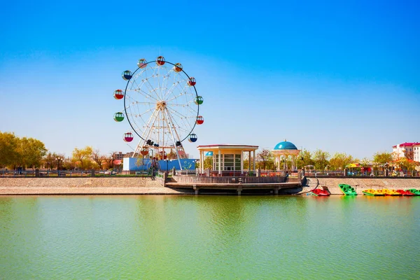 乌兹别克斯坦Urgench市中心Amir Timur公园Yoshlar Koli或Youth Lake或Molodezhnoye O0的摩天轮 — 图库照片