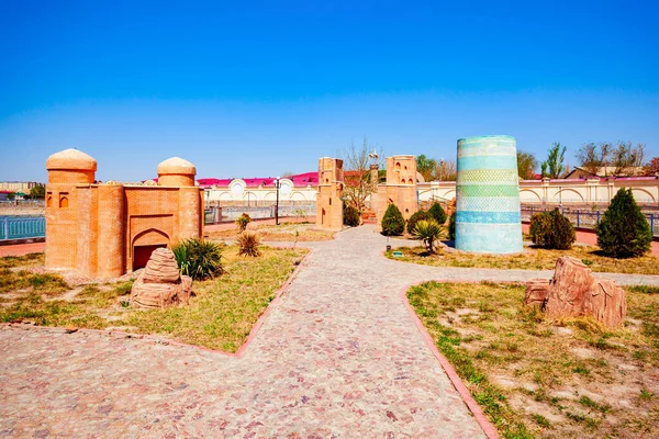 우즈베키스탄 우즈베키스탄 겐츠의 아미르 티무르 근처에 쿨리나 유스호 로데즈 축소판 — 스톡 사진