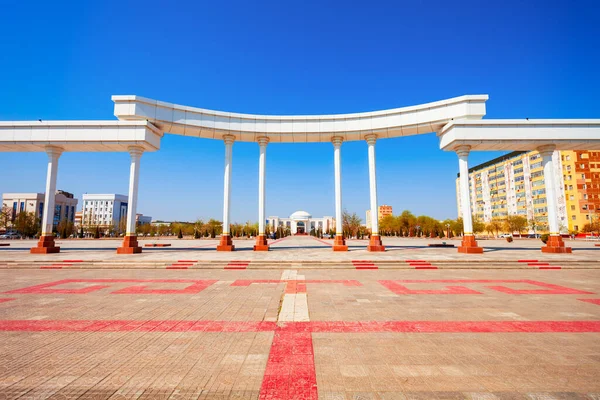 우즈베키스탄의 카라칼 지역에 누쿠스 도시에 광장이나 무스타킬 마돈니의 — 스톡 사진