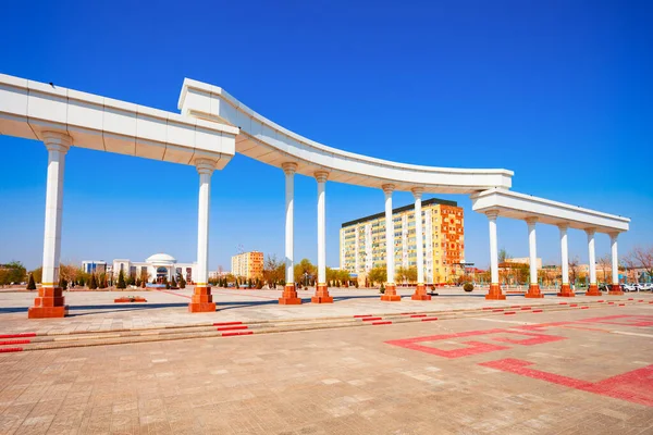 乌兹别克斯坦卡拉卡尔帕克斯坦地区努库斯市独立广场或Mustaqillik Maydoni拱门 — 图库照片