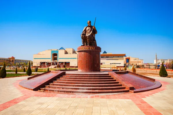 stock image Nukus, Uzbekistan - April 14, 2021: Ajiniyaz or Azhiniyaz monument in Nukus city, Karakalpakstan region of Uzbekistan. Ajiniyaz was a Karakalpak poet.