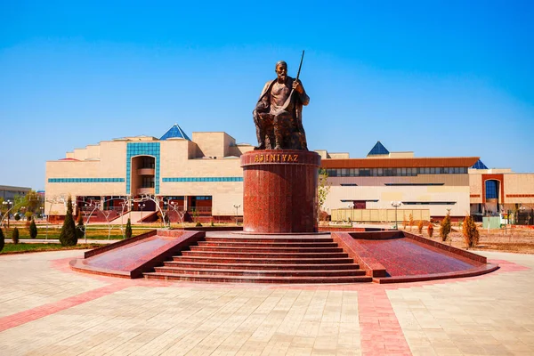 Nukus Uzbekistan Kwietnia 2021 Pomnik Ajiniyaza Lub Azhiniyaza Mieście Nukus — Zdjęcie stockowe