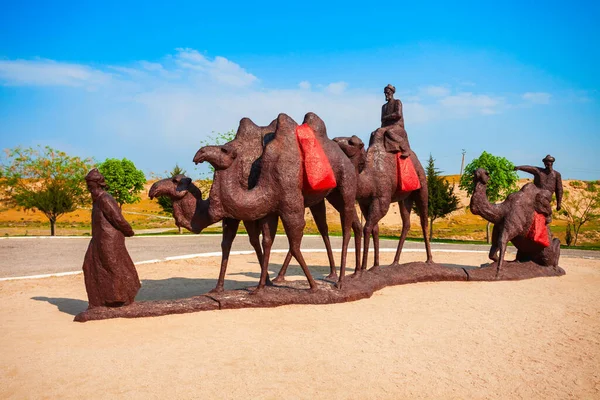 アフリカの歴史的な場所に位置する博物館 サマルカンドのアフラシアブ博物館のカメレルアムードラクダの記念碑 — ストック写真