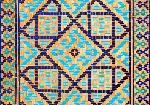乌兹别克斯坦撒马尔罕市Registan Madrasah瓷砖的Registan镶嵌图案设计背景 — 图库照片