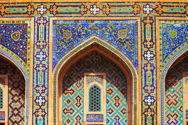 乌兹别克斯坦撒马尔罕市Registan Madrasah瓷砖的Registan镶嵌图案设计背景 — 图库照片