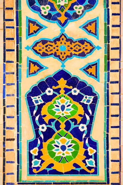 ウズベキスタンのサマルカンド市にあるレグスタン マドラサのセラミックタイルのモザイク模様のデザイン背景 — ストック写真