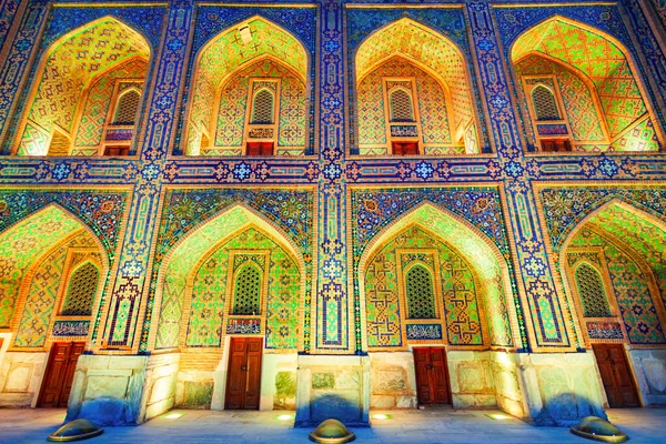 乌兹别克斯坦撒马尔罕市瓷砖Registan Tilya Kori Madrasah镶嵌图案设计背景 — 图库照片