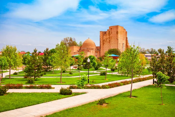 乌兹别克斯坦古城Shahrisabz Saray或Ak Saray公园的Dorus Saodat或Jahangir Mausoleum — 图库照片