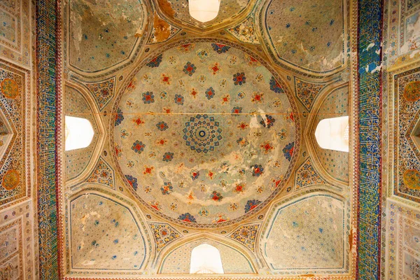 ウズベキスタンのシャリシャブズ 2021年4月19日 コック グムバズ モスクの装飾パターンデザインインテリアウズベキスタンのシャリシャブズ市 — ストック写真