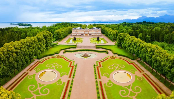 ヘレンチエミゼ宮殿の空中パノラマビューは ドイツ バイエルン州南部のキエミゼ湖で最大の島であるヘレンシェの王室の建物の複合体です — ストック写真