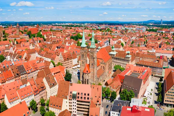 ニュルンベルクの旧市街にある聖セバルド教会の空中パノラマビュー ニュルンベルクは ドイツで2番目に大きいバイエルン州の都市です — ストック写真