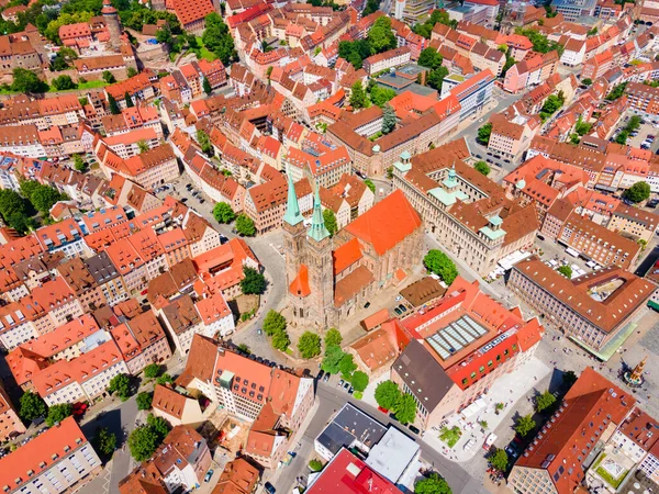 ニュルンベルクの旧市街にある聖セバルド教会の空中パノラマビュー ニュルンベルクは ドイツで2番目に大きいバイエルン州の都市です — ストック写真