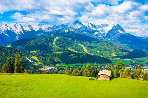 바이에른의 Garmisch Partenkirchen 마을의 Eckenhutte 관점에서 Zugspitze와 Alpspitze 알프스 파노라마 — 스톡 사진