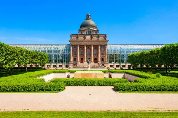 ドイツのミュンヘン市中心部に位置するバイエルン州の首相またはバイエルシュケンツェレアの建物 — ストック写真