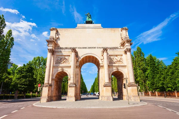 ミュンヘン ドイツ 2021年7月 ミュンヘンのジークストーザーまたはビクトリーゲートは ライオン4Igaのバイエルン像で戴冠した記念碑のアーチです — ストック写真
