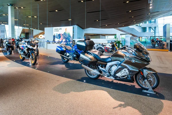 德国慕尼黑 2021年7月8日 宝马K1600摩托车在宝马韦尔特 宝马韦尔特 Bmw Welt 是德国慕尼黑市的一个展览 展示厅 探险博物馆和活动场所的综合体 — 图库照片