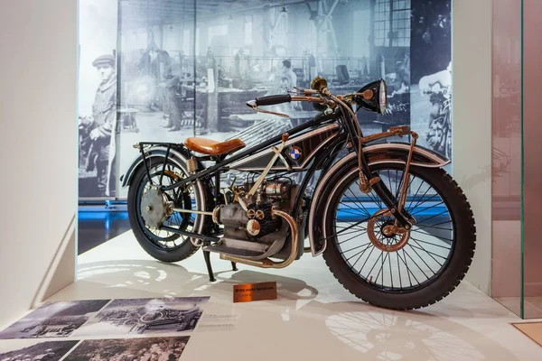 德国慕尼黑 2021年7月8日 宝马R32经典摩托车在宝马博物馆展出 这是一个宝马历史上的汽车博物馆 位于德国慕尼黑奥林匹克公园附近 — 图库照片
