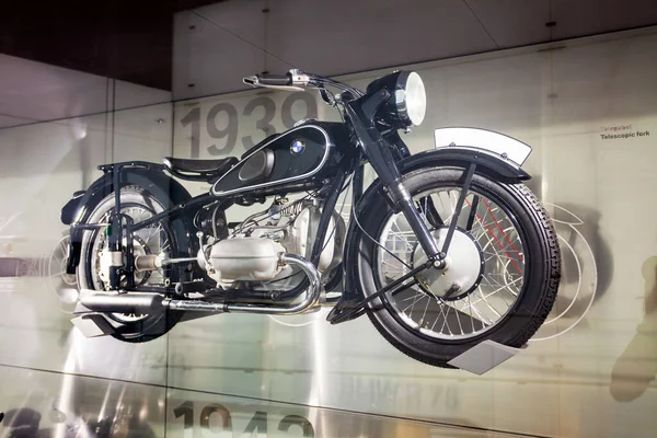 德国慕尼黑 2021年7月8日 宝马R51 1938型老式经典摩托车在宝马博物馆展出 这是一个宝马历史上的汽车博物馆 位于德国慕尼黑奥林匹克公园附近 — 图库照片