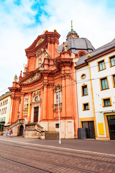 伍尔兹堡老城的纽曼斯特学院教堂 伍尔兹堡 Wurzburg或Wuerzburg 是德国巴伐利亚州弗兰科尼亚地区的一个城市 — 图库照片