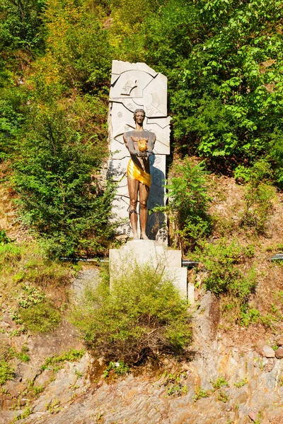 ジョージア州ボルジョミ 2021年9月01日 ボルジョミ中央リゾートパークのプロメテウス記念碑 ボルジョミはジョージア州のヴァルシュシェ ジャバクティ地域のスパタウンです — ストック写真