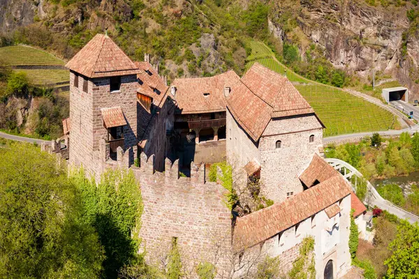 ルンケルシュタイン城 Runkelstein Castle またはロンコロ城 Castel Roncolo イタリアの南チロルのボルツァーノ市にある中世の要塞 — ストック写真