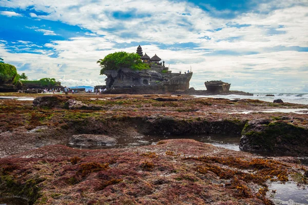 印度尼西亚巴厘岛的Pura Tanah Lot寺和岩石形成 — 图库照片