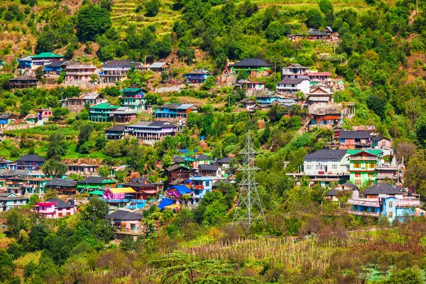 インドのヒマチャル プラデーシュ州パルヴァティ渓谷にある地元の家屋や森林に覆われたヒマラヤ山脈の風景 — ストック写真