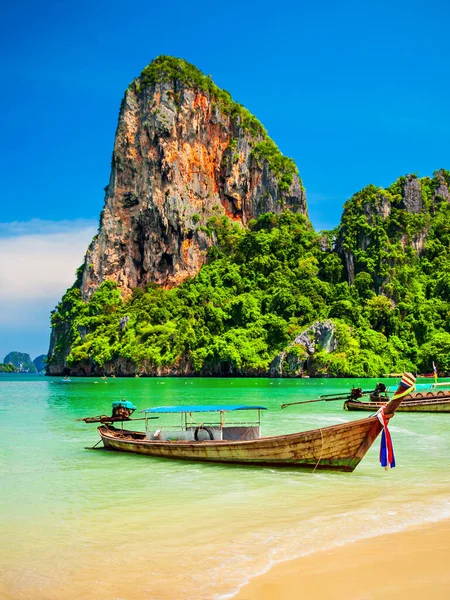 Båtar Vid Skönhetsstranden Med Kalksten Och Kristallklart Vatten Thailand — Stockfoto