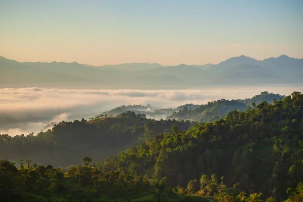 Landschappelijk Uitzicht Beboste Berghelling Mist Wolken Bij Zonsopgang Himalaya Bergen — Stockfoto