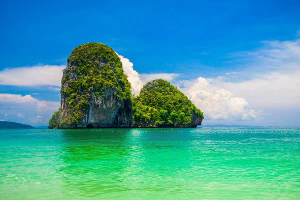 Piękna Plaża Wapiennym Klifem Krystalicznie Czystą Wodą Tajlandii — Zdjęcie stockowe