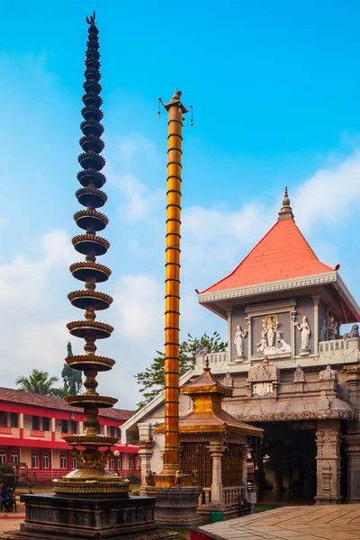 シュリー マハラサ ナラヤニ マンディールは インドのゴアのポンダ近くのマルドールに位置するヒンドゥー教寺院です — ストック写真